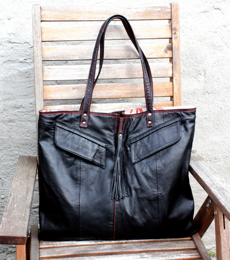 Black city bag with a red thread – byBessert