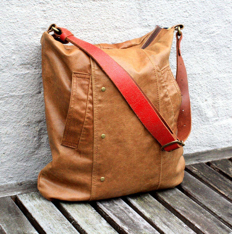 Cognac brun taske med en rød strap