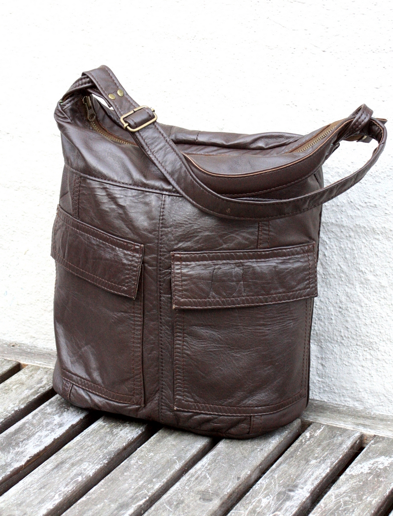 En brun taske med to lommer